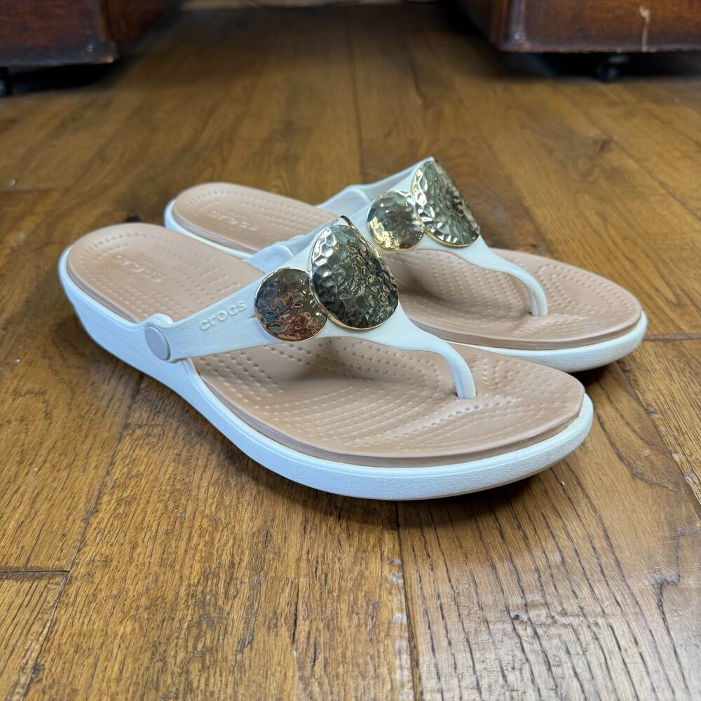 Crocs Sanrah Hammered Circle Sandal Flip Flop Women Size 9 Ivory Gold - Picture 2 of 5